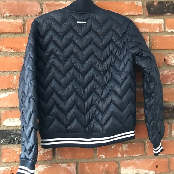 Armani Exchange Women’s Zigzag Puffer Jacket - Picture 2 of 5